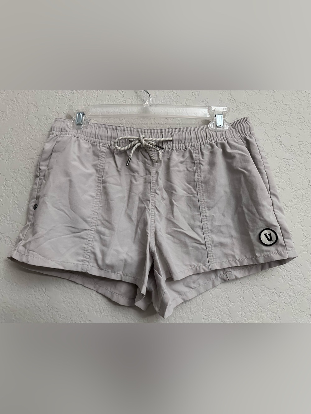 Vuori Shorts Womens Small Sunwashed Shorts 2" in Suede